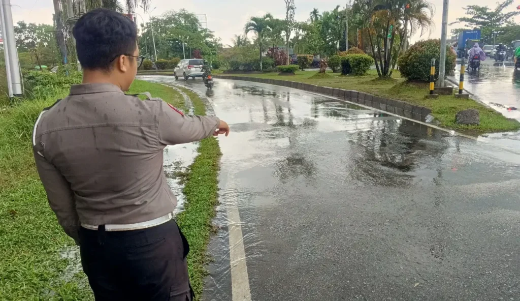 Lokasi kecelakaan lalu lintas yang menewaskan seorang pelajar di tikungan simpang empat Brimob, Jalan Adisucipto, Sungai Raya, Kubu Raya.