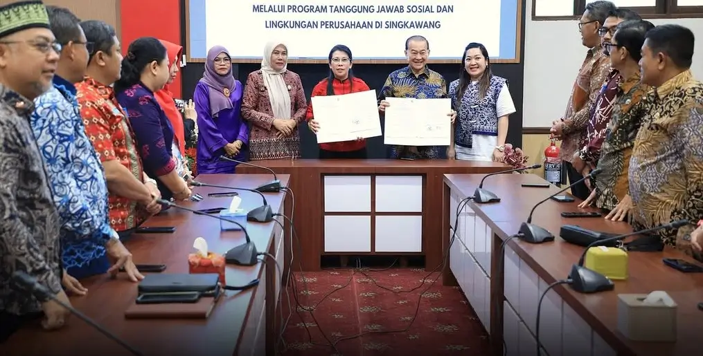 Wali Kota Singkawang Tjhai Chui Mie saat penandatanganan kerja sama penyerahan mesin insinerator untuk pengolahan sampah di Kota Singkawang.