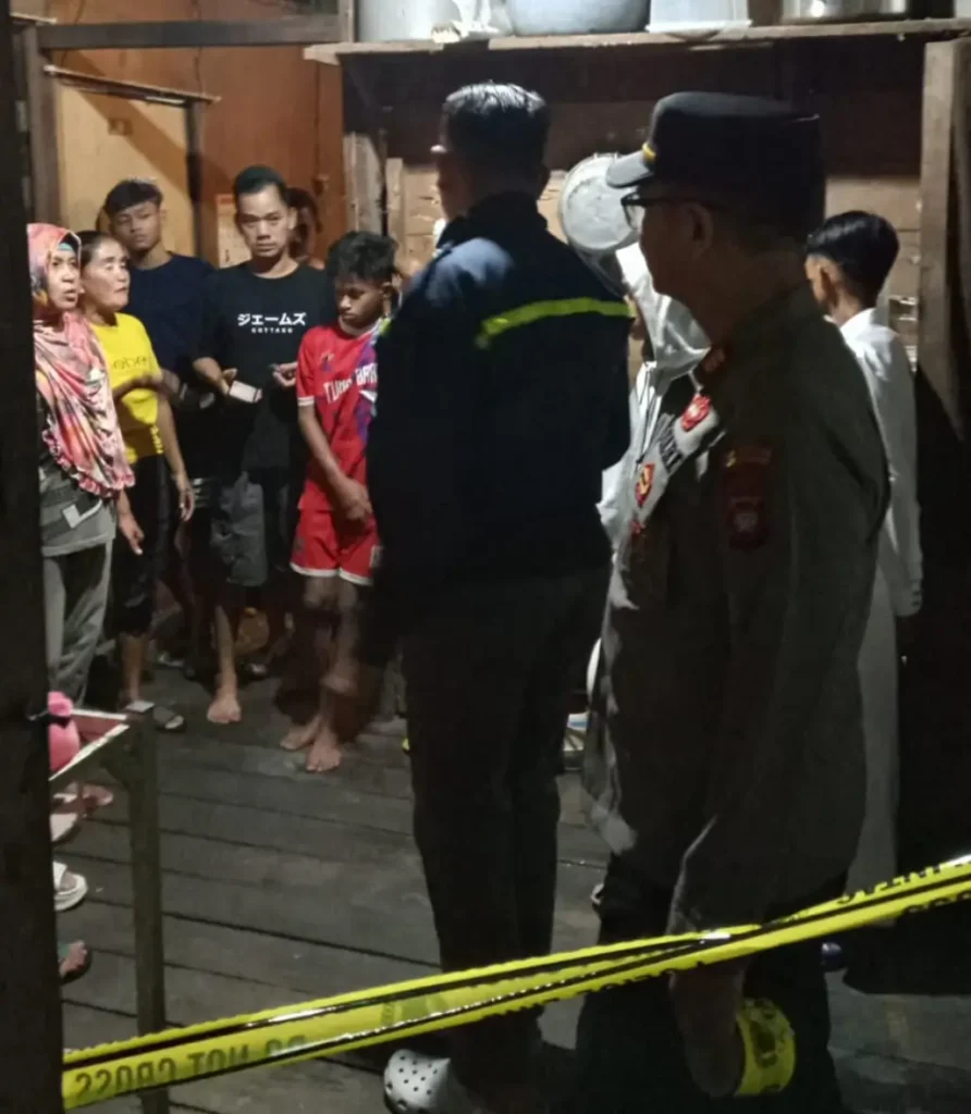 Petugas kepolisian melakukan olah TKP dugaan bunuh diri di kawasan Pontianak Timur.