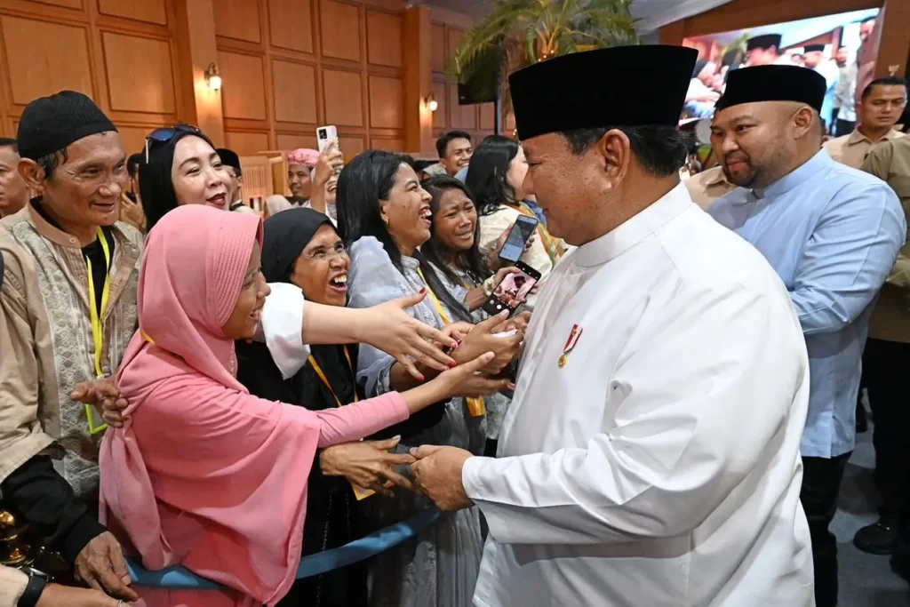 Presiden Prabowo Subianto menyapa ribuan warga saat open house Idulfitri di Istana Kepresidenan Jakarta, (21/3/2026).