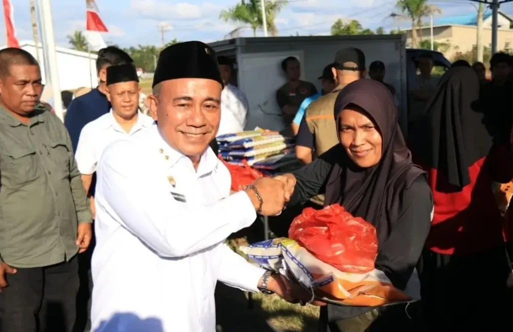 Wakil Gubernur Kalbar Krisantus Kurniawan meninjau pasar murah sembako bersubsidi di Kecamatan Tekarang, Kabupaten Sambas, (4/3/2026).