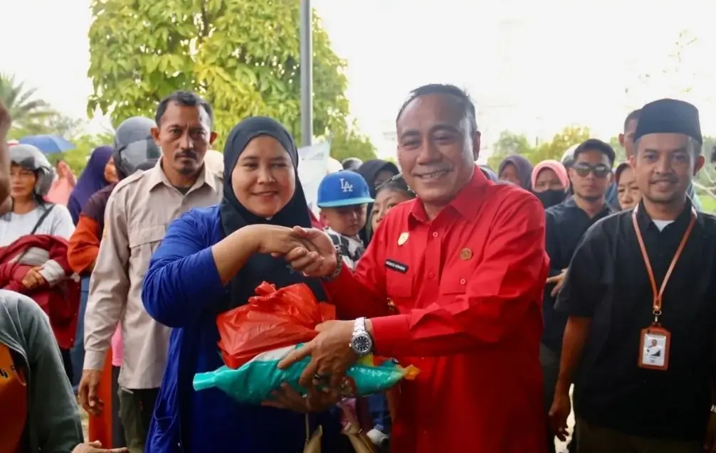 Wakil Gubernur Kalbar Krisantus Kurniawan membuka operasi pasar murah dengan paket sembako bersubsidi di Kayong Utara saat Safari Ramadan.