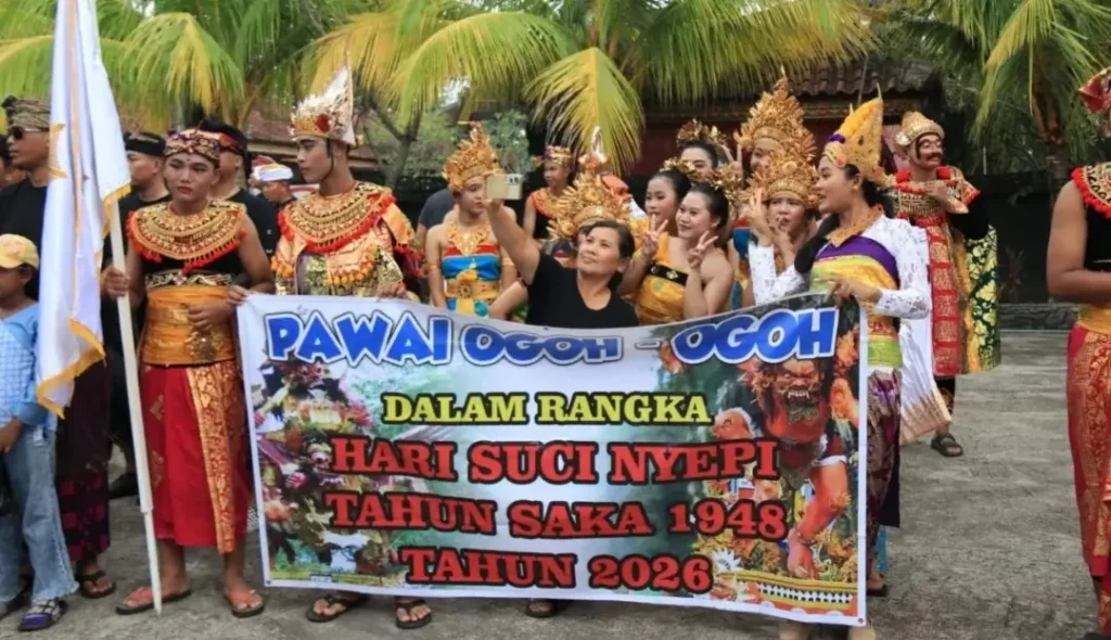 Pawai ogoh-ogoh di Pura Giripati Mulawarman Kubu Raya.