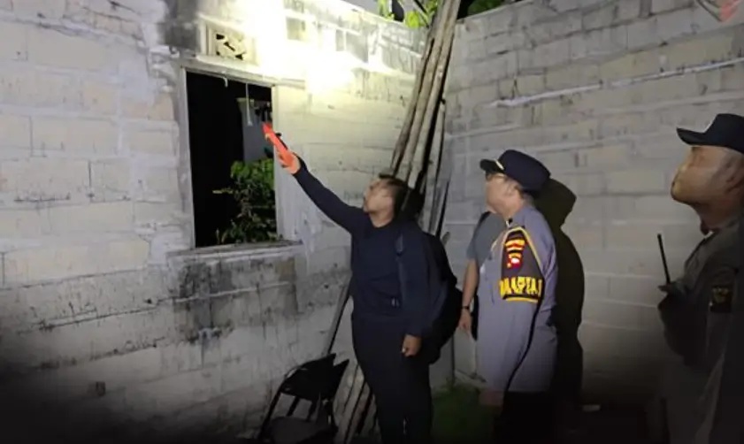 Petugas kepolisian saat olah TKP penemuan pemuda meninggal di rumah kawasan Singkawang Tengah.