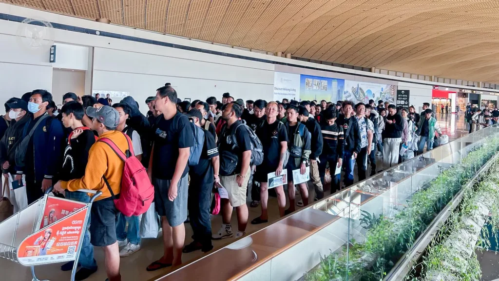 Petugas Kedutaan Besar Republik Indonesia Phnom Penh mendampingi WNI pekerja online scam sebelum proses pemulangan dari Kamboja ke Indonesia.