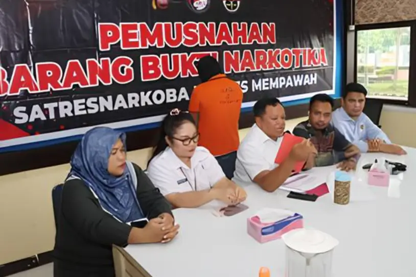 Kasat Narkoba Polres Mempawah AKP Agus Trimarsono memimpin pemusnahan 25,33 gram sabu di Ruang Posko Presisi Polres Mempawah.