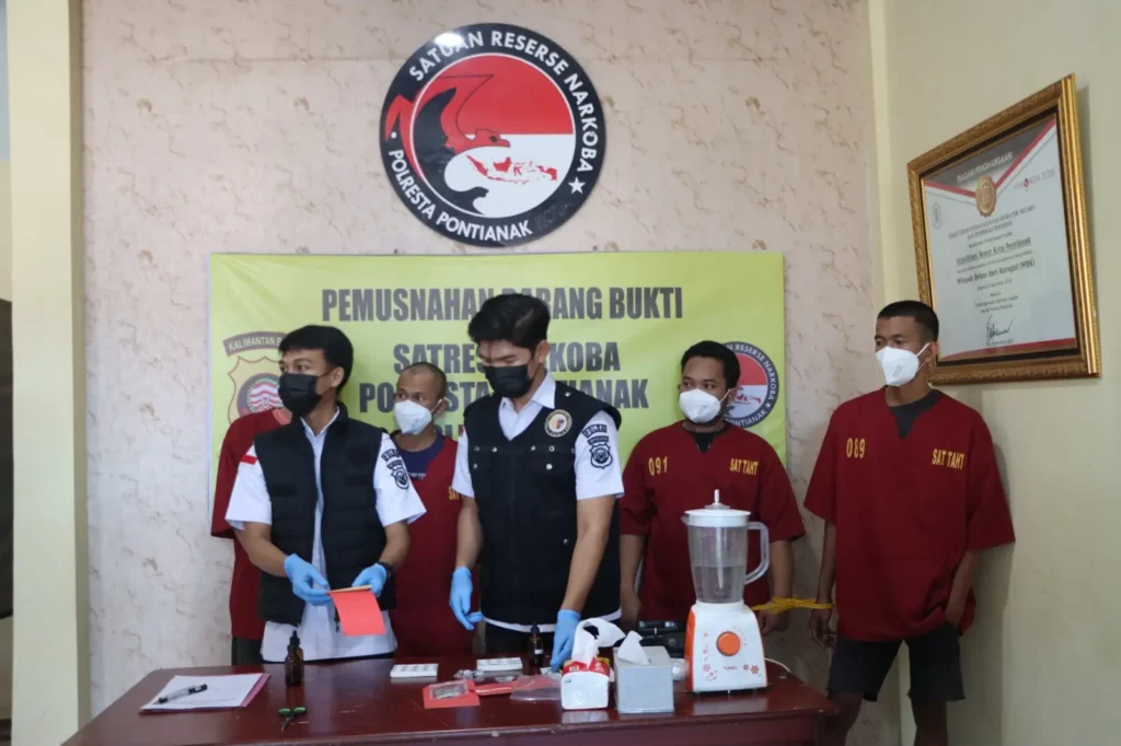 Petugas Satresnarkoba Polresta Pontianak memusnahkan barang bukti sabu dan ekstasi hasil pengungkapan kasus narkotika.