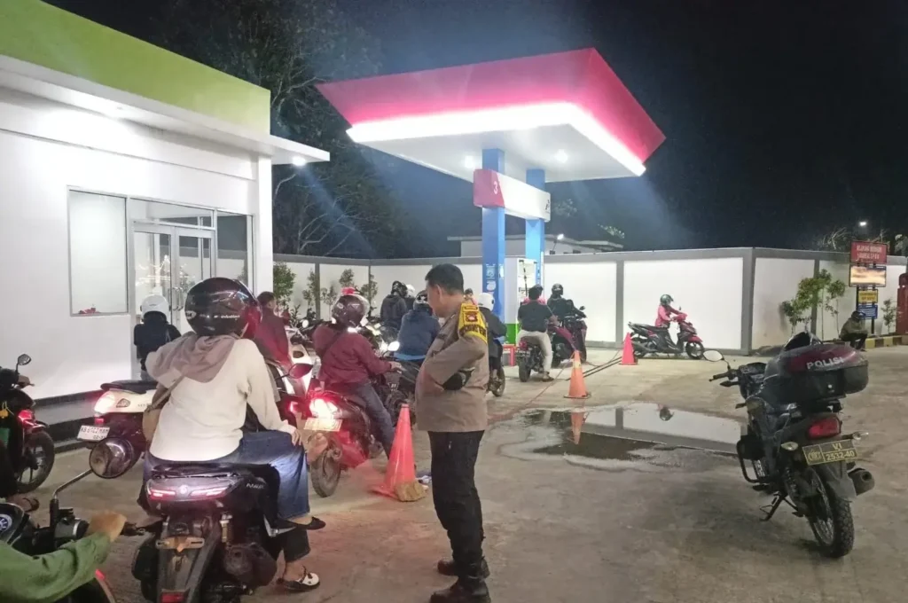 Petugas Polres Kubu Raya melakukan pengawasan di SPBU untuk memastikan distribusi BBM aman menjelang mudik Lebaran.