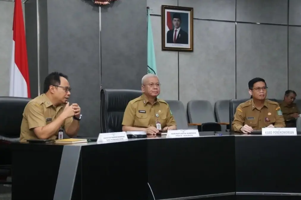 Sekda Kalbar Harisson mengikuti rakor pengendalian inflasi nasional di Kantor Gubernur Kalbar Pontianak.