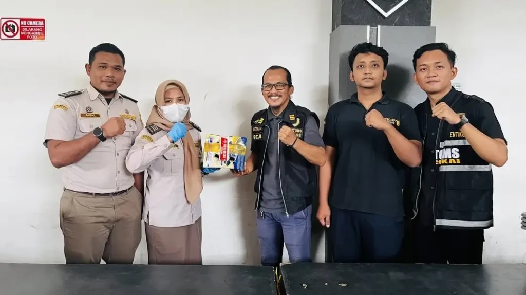 Petugas Bea Cukai mengamankan burung Beo Nias hasil penyelundupan di PLBN Entikong Kalimantan Barat.