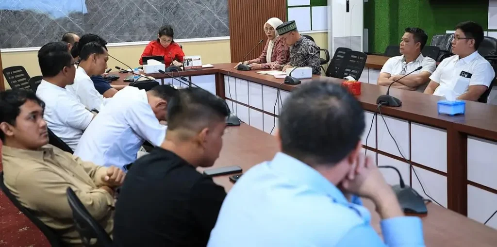 Wali Kota Singkawang Tjhai Chui Mie memimpin rapat koordinasi percepatan pembangunan 4.000 rumah subsidi bagi masyarakat berpenghasilan rendah di Singkawang.