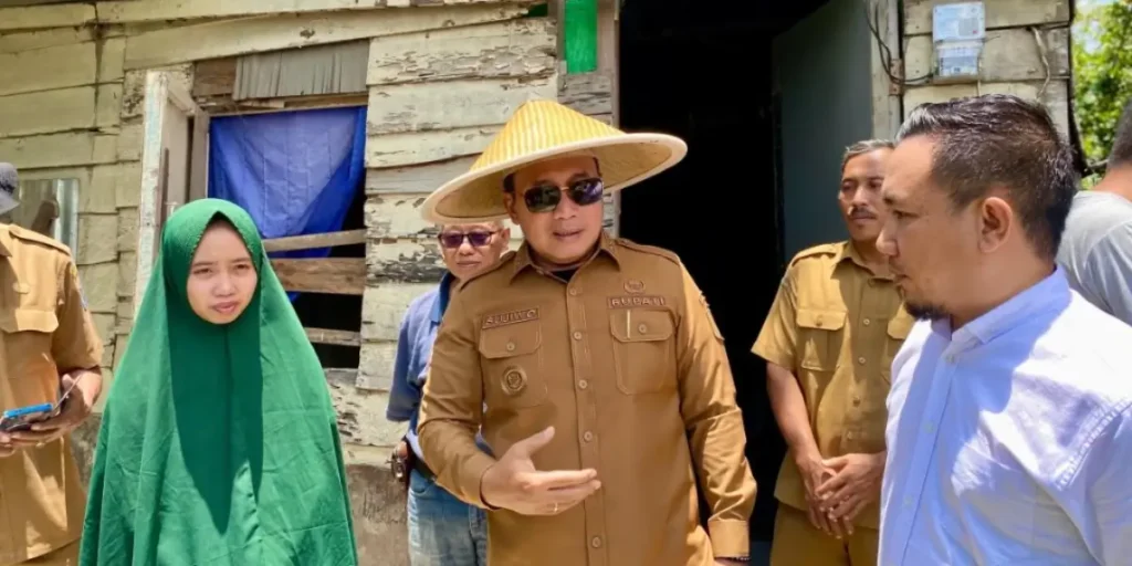Bupati Kubu Raya Sujiwo meninjau rumah tidak layak huni di Arang Limbung yang masuk program bedah rumah, Senin (16/3/2026).