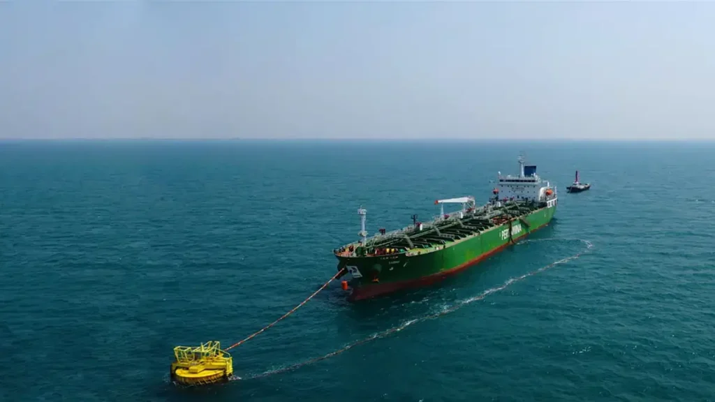 Kapal tanker milik Pertamina International Shipping yang tertahan di Selat Hormuz akibat meningkatnya konflik di Timur Tengah.