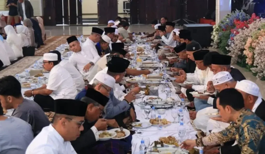 Gubernur Kalbar, Ria Norsan mengikuti tradisi saprahan bersama warga saat Idulfitri di Pendopo Gubernur Kalimantan Barat, Minggu (21/3/2026).