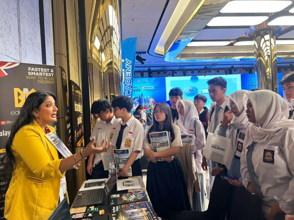 Pelajar dan mahasiswa memadati pameran Ayo Kuliah di Malaysia di Hotel Golden Tulip Pontianak sambil berkonsultasi dengan perwakilan universitas.