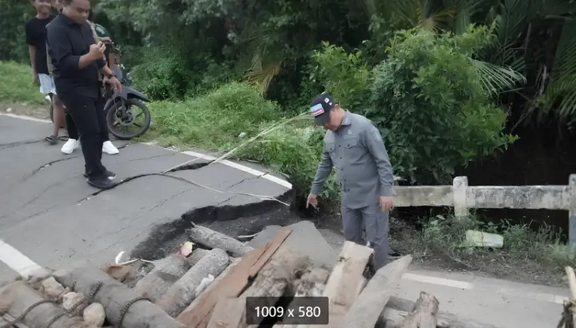 Gubernur Ria Norsan saat meninjau jalan rusak di salah satu wilayah Kalimantan Barat.