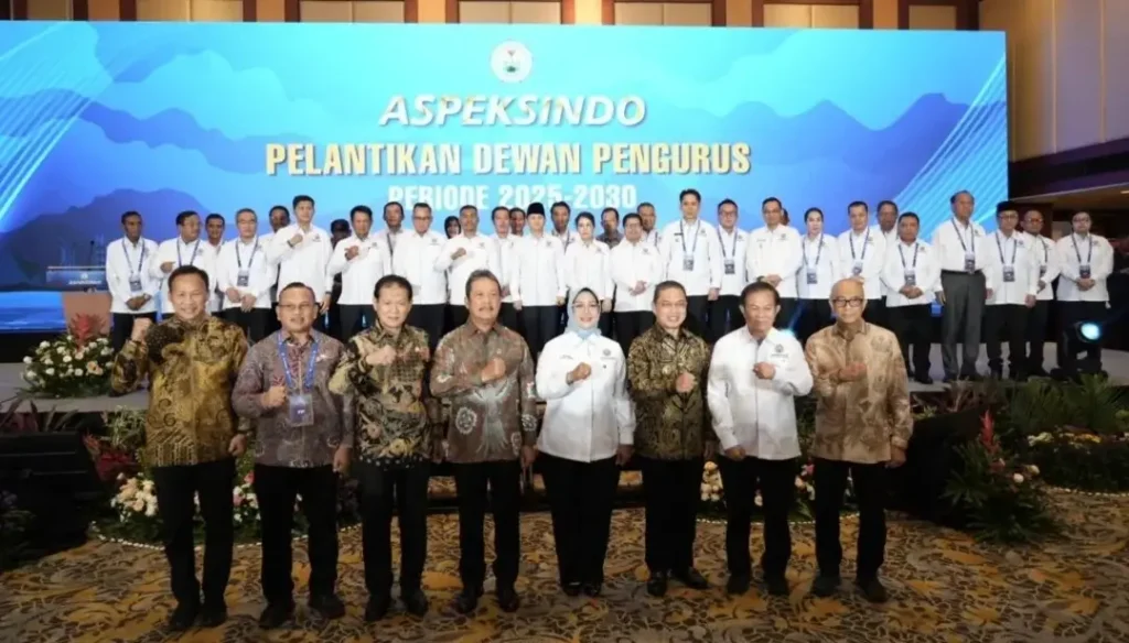 Gubernur Kalbar Ria Norsan hadiri pelantikan Ketua Umum ASPEKSINDO Erlina di Jakarta.