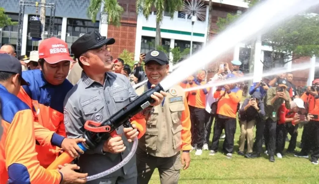 Gubernur Kalbar Ria Norsan dalam kegiatan penanganan karhutla di halaman Kantor Gubernur Kalbar,Pontianak, Kamis (16/4/2026).