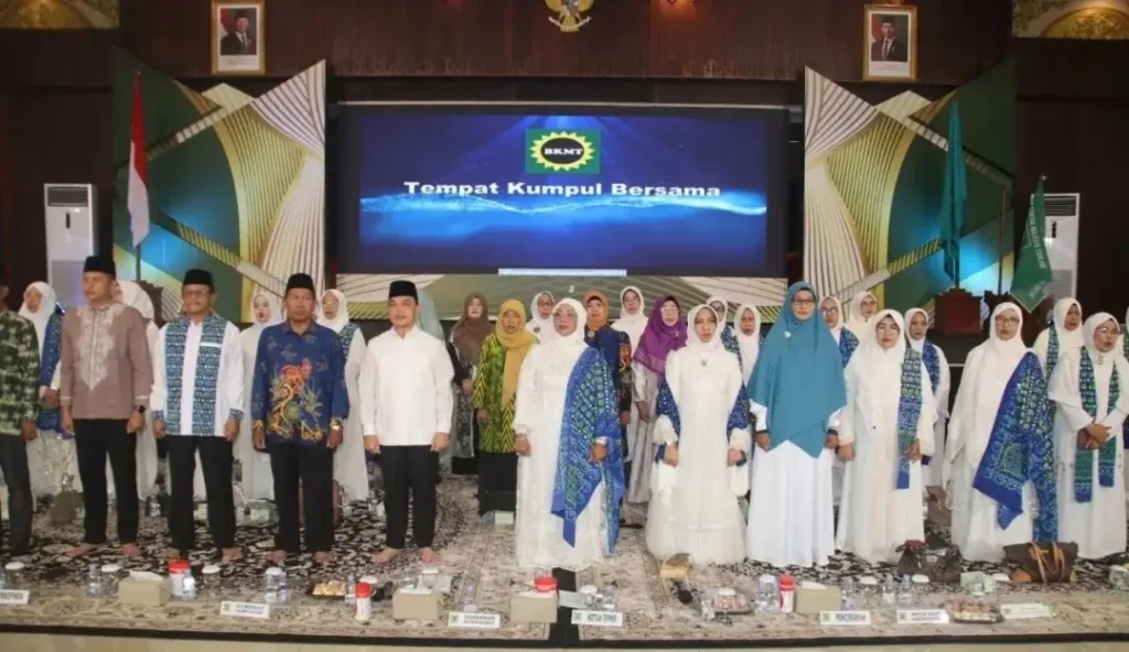 Gubernur Kalbar Ria Norsan saat menghadiri Halal Bihalal BKMT Kalimantan Barat di Pendopo Gubernur Pontianak, Sabtu (18/4/2026).