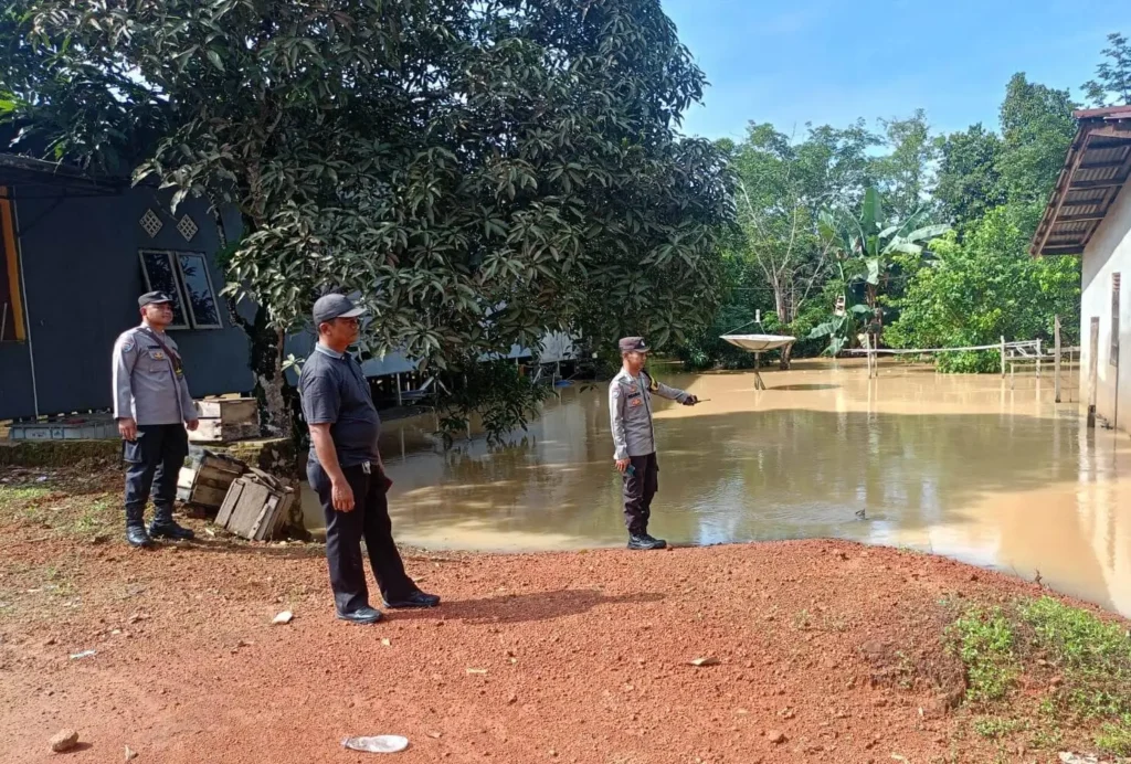 Banjir merendam rumah warga di Toba Sanggau akibat luapan Sungai Bawang.