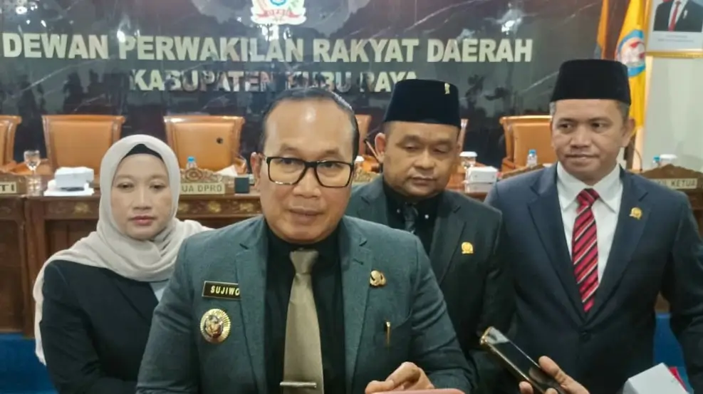 Bupati Kubu Raya Sujiwo saat menyampaikan keterangan terkait pembangunan jalan poros untuk menekan angka pengangguran di Kubu Raya.