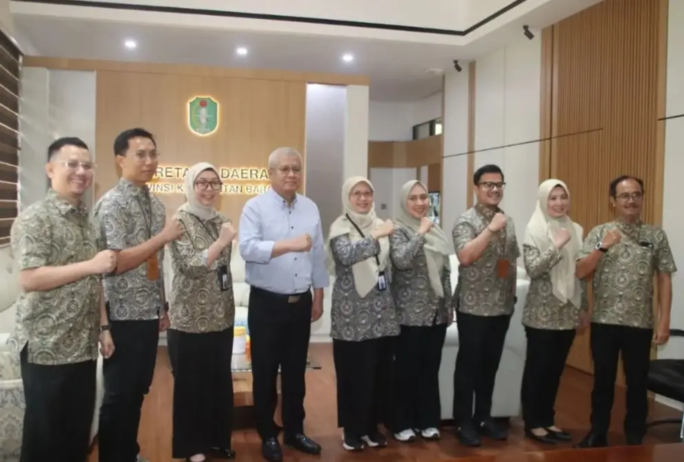 Sekda Kalbar Harisson menerima kunjungan Deputi BPJS Kesehatan Wilayah IV Yessi Kumalasari di ruang kerjanya.