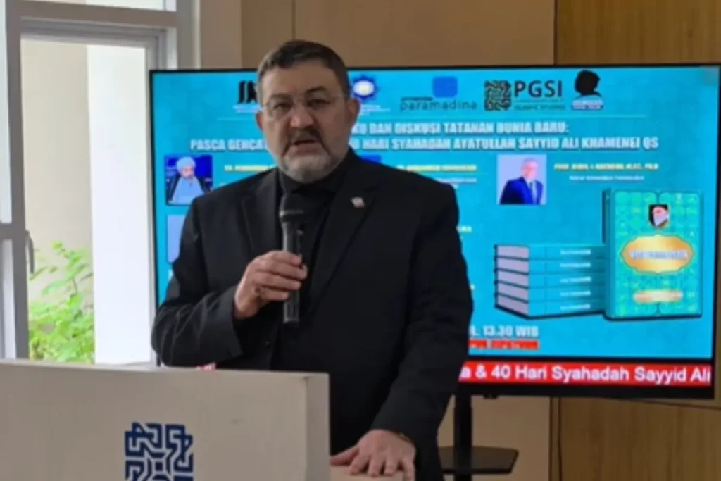 Duta Besar Iran untuk Indonesia Mohammad Boroujerdi saat memberikan pernyataan di Jakarta.