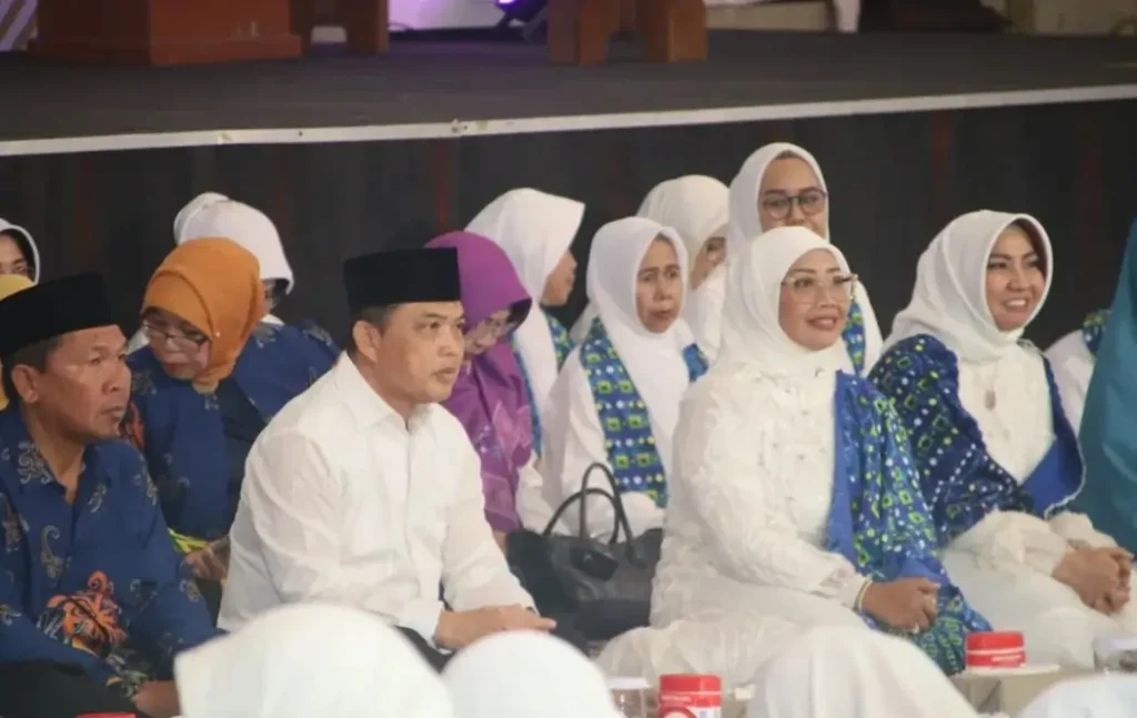 Ketua TP PKK Kalbar, Erlina Ria Norsan saat menghadiri Halal Bihalal BKMT Kalimantan Barat di Pendopo Gubernur Pontianak