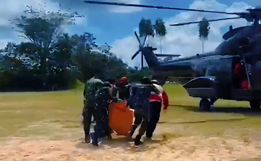 Proses evakuasi jenazah korban heli jatuh PK-CFX di Sekadau menuju Pontianak.