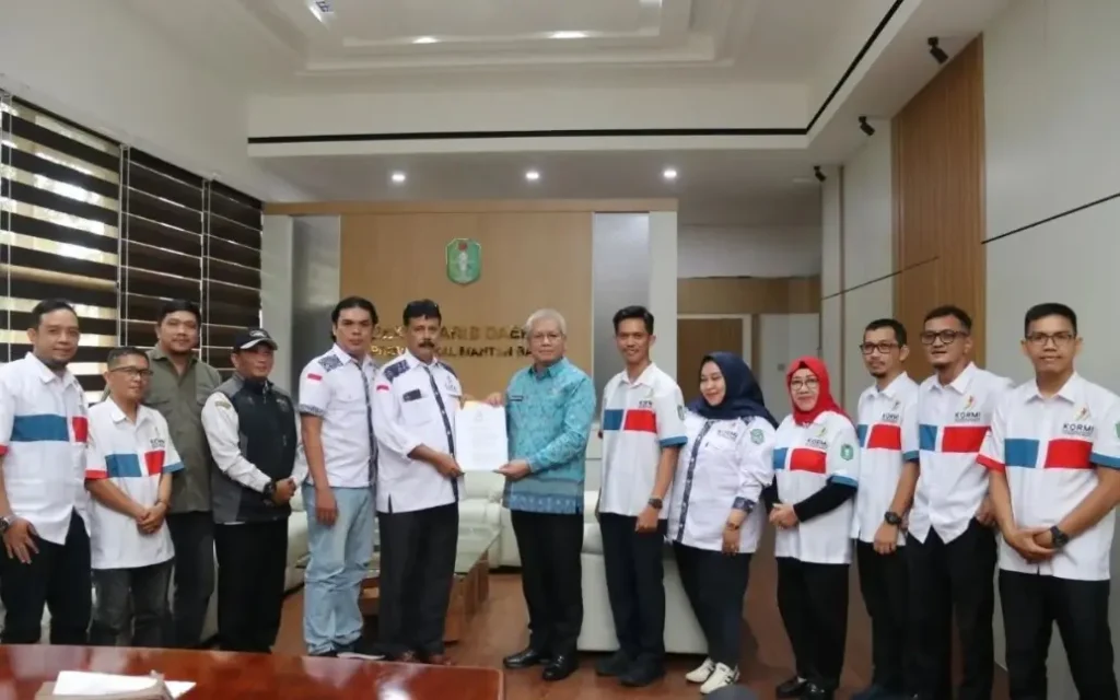 Sekda Kalbar Harisson menyerahkan SK panitia FORPROV II 2026 kepada KORMI Singkawang