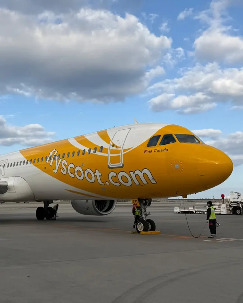 Pesawat Scoot di landasan, siap melayani rute baru Pontianak ke Singapura.