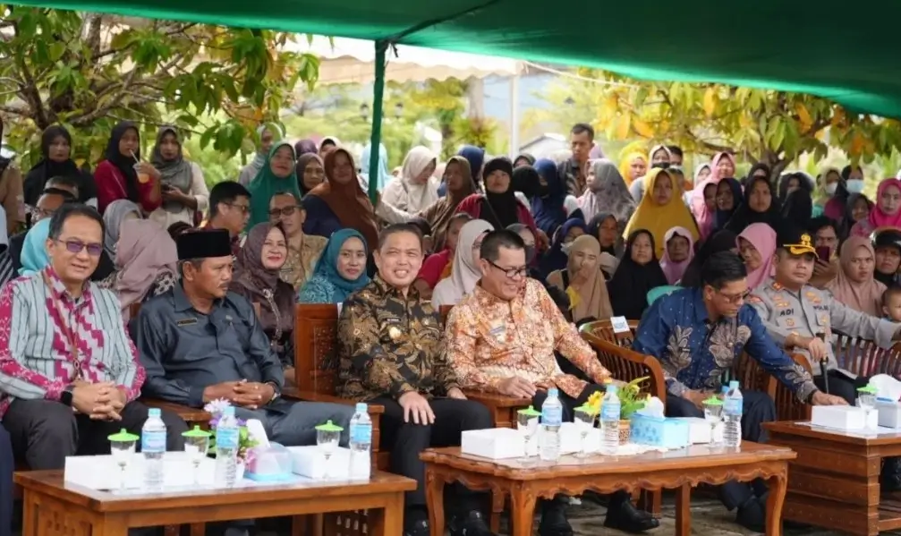 Gubernur Kalbar Ria Norsan saat membuka Gerakan Pangan Murah di Masjid Agung Al-Khair Kayong Utara.