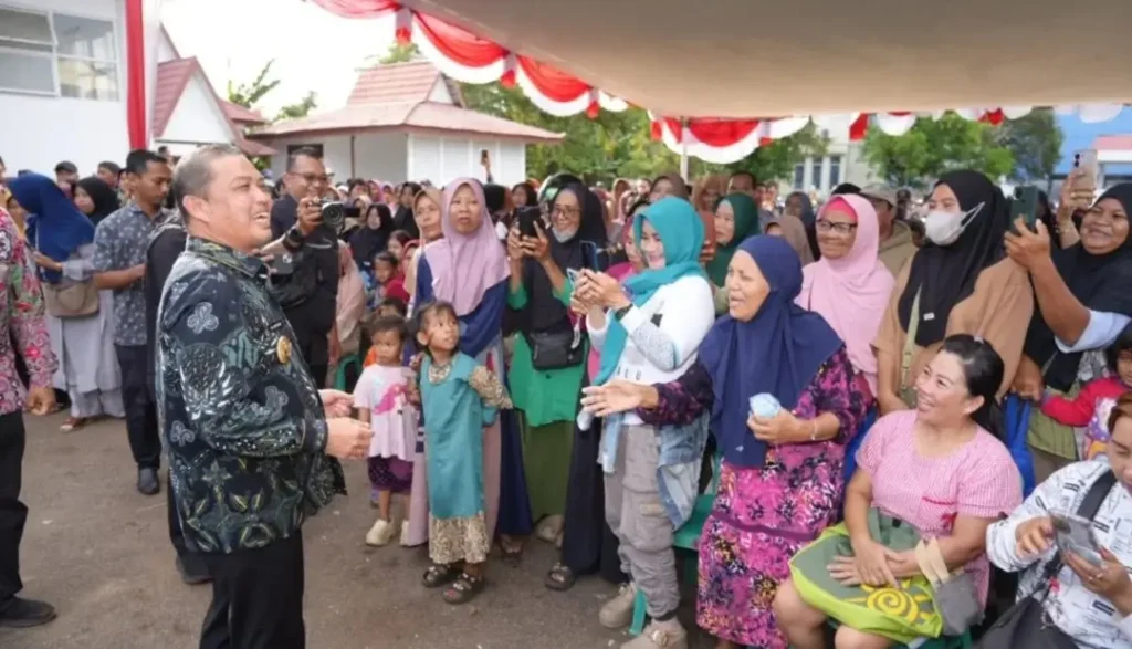 Gubernur Kalbar Ria Norsan saat meninjau Gerakan Pangan Murah di Ketapang.