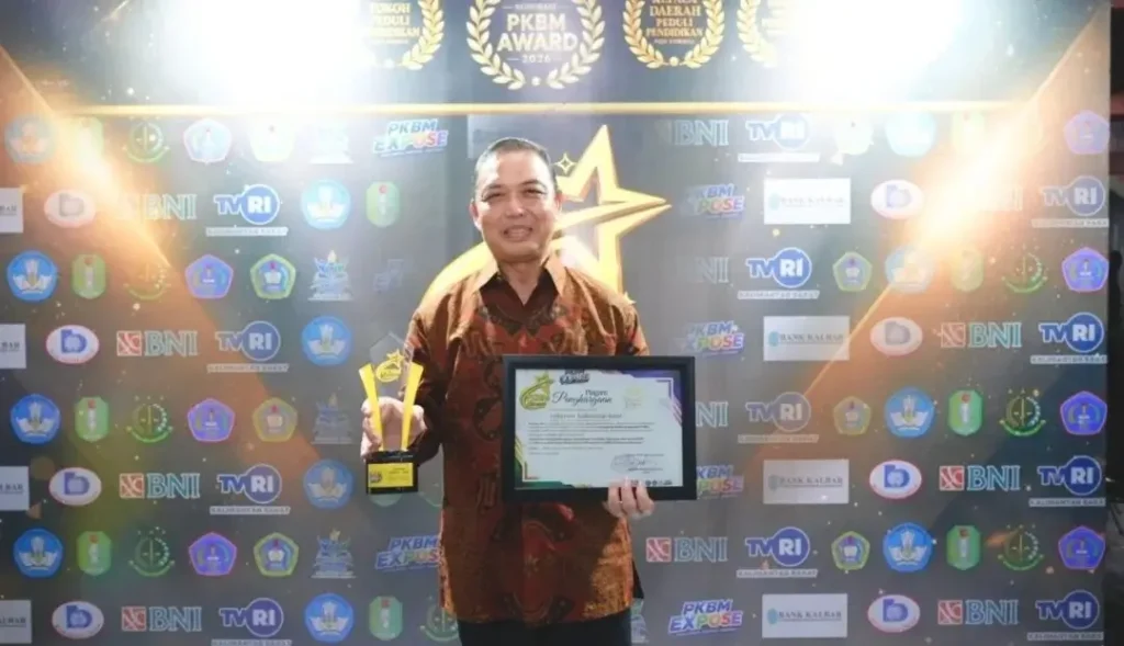 Gubernur Kalbar Ria Norsan menerima penghargaan PKBM Award dan memaparkan program Desa SAKTI.