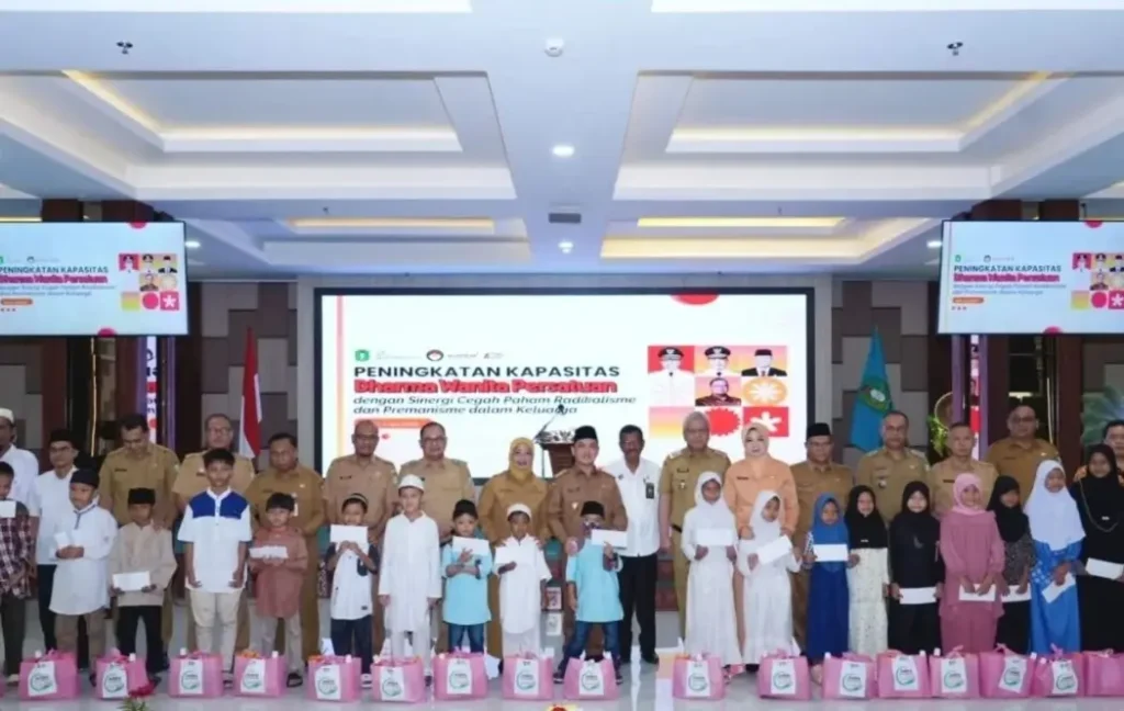 Gubernur Ria Norsan membuka seminar DWP di Aula Garuda, Senin (6/4/2026).