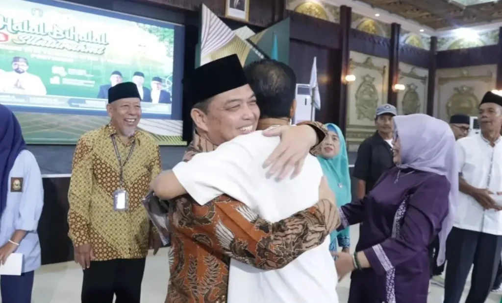 Gubernur Kalbar Ria Norsan bersama alumni IKA SMKN 4 Pontianak saat Halal Bihalal di Pendopo Gubernur Kalimantan Barat.