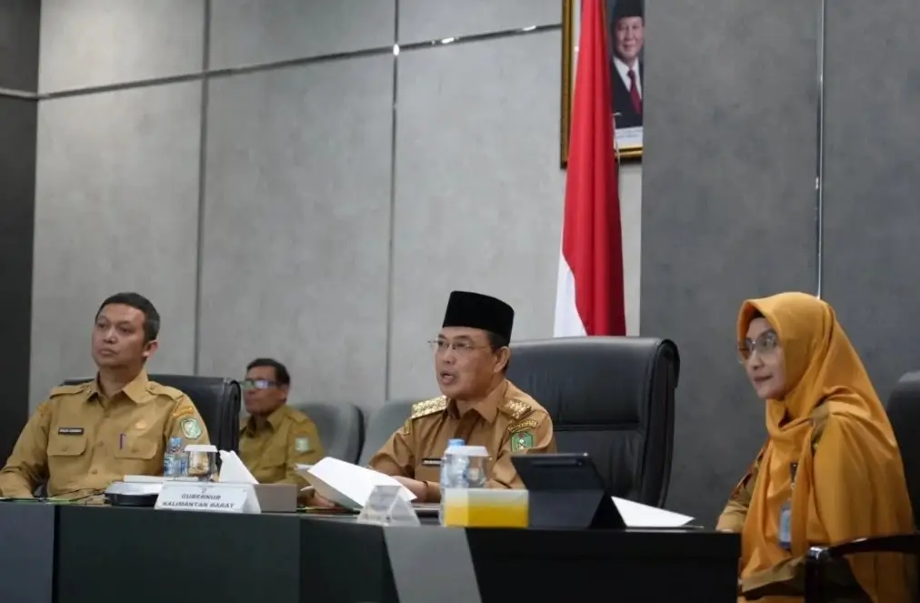 Gubernur Kalbar Ria Norsan saat rapat daring membahas digitalisasi ASN.
