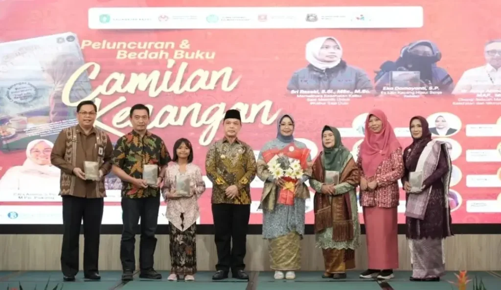 Gubernur Kalbar Ria Norsan saat menghadiri peringatan Hari Kartini di Aula Garuda Pontianak, (22/4/2026).