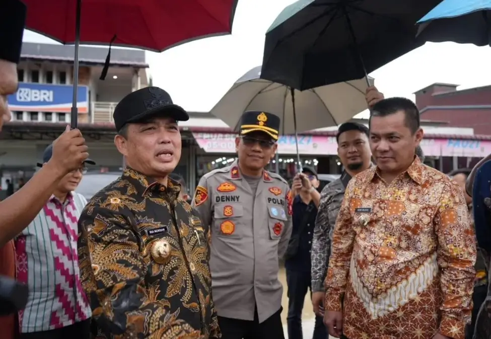 Gubernur Kalbar Ria Norsan meninjau perbaikan jalan Teluk Batang Sukadana, (10/4/2026).
