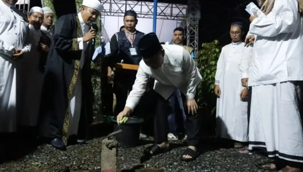 Gubernur Kalbar, Ria Norsan saat peletakan batu pertama pembangunan Rumah Qur’an di Pontianak Barat.