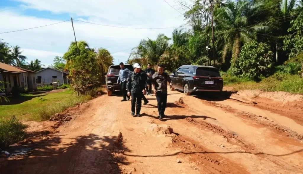 Gubernur Ria Norsan meninjau kondisi jalan Pesaguan Kendawangan di Ketapang.