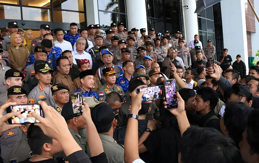 Gubernur Kalbar Ria Norsan berdialog dengan massa demonstran di halaman Kantor Gubernur Kalimantan Barat didampingi Wakil Gubernur Krisantus Kurniawan.