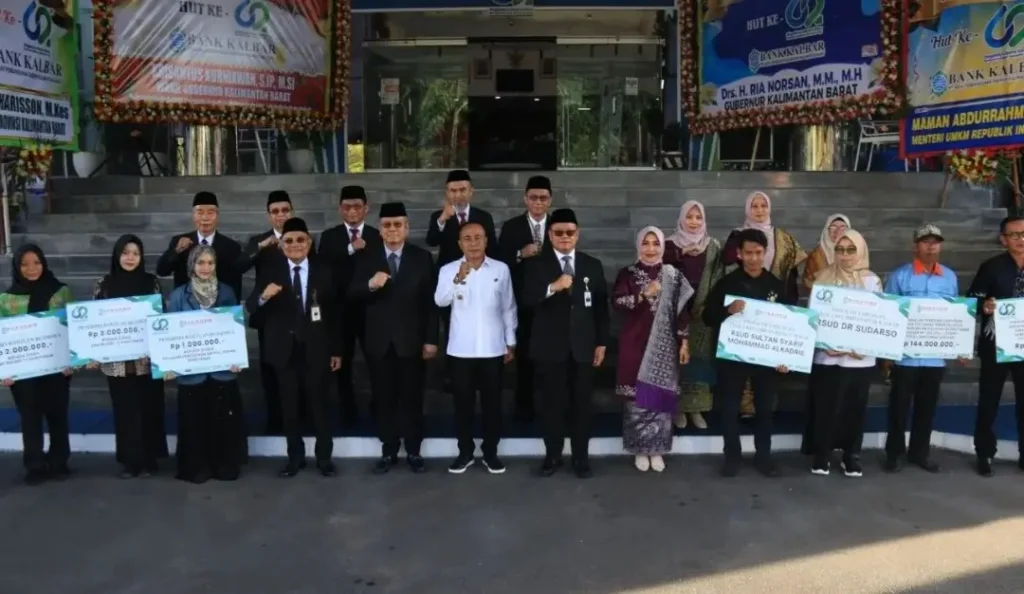 Wakil Gubernur Kalbar Krisantus Kurniawan bersama jajaran Bank Kalbar dalam peringatan HUT ke-62 di Pontianak.