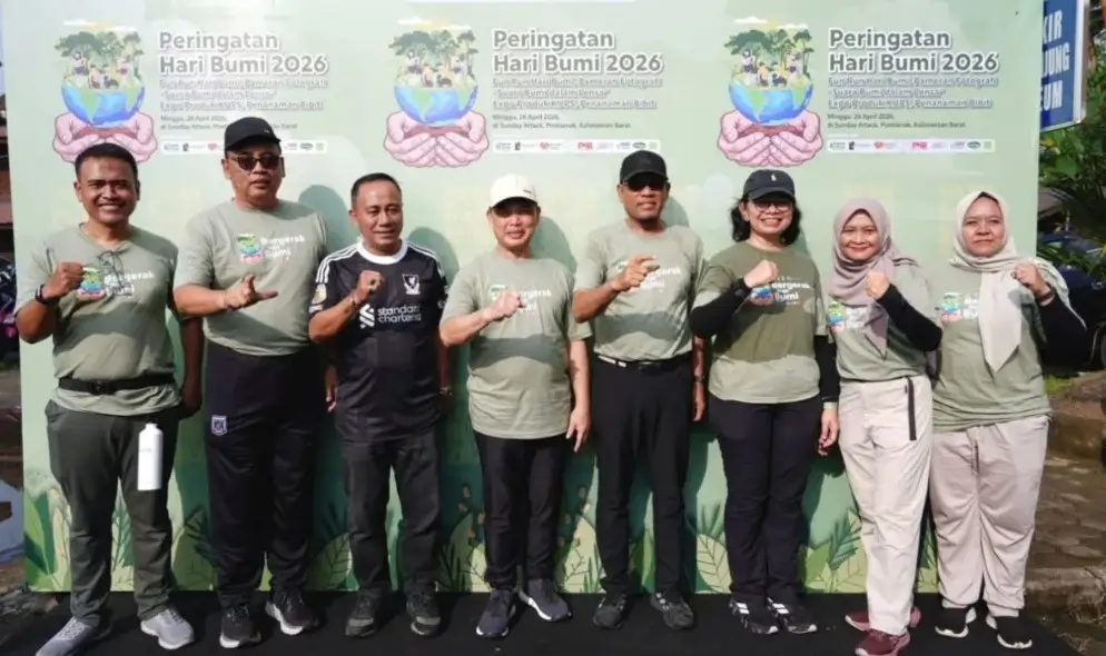 Ria Norsan dan Krisantus Kurniawan usai menanam pohon di Museum Kalimantan Barat saat Hari Bumi 2026.