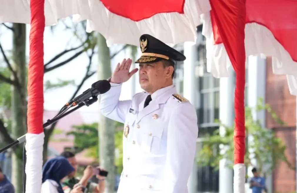 Gubernur Kalbar Ria Norsan memimpin upacara Hari Otonomi Daerah ke-30 di halaman Kantor Gubernur Kalimantan Barat.