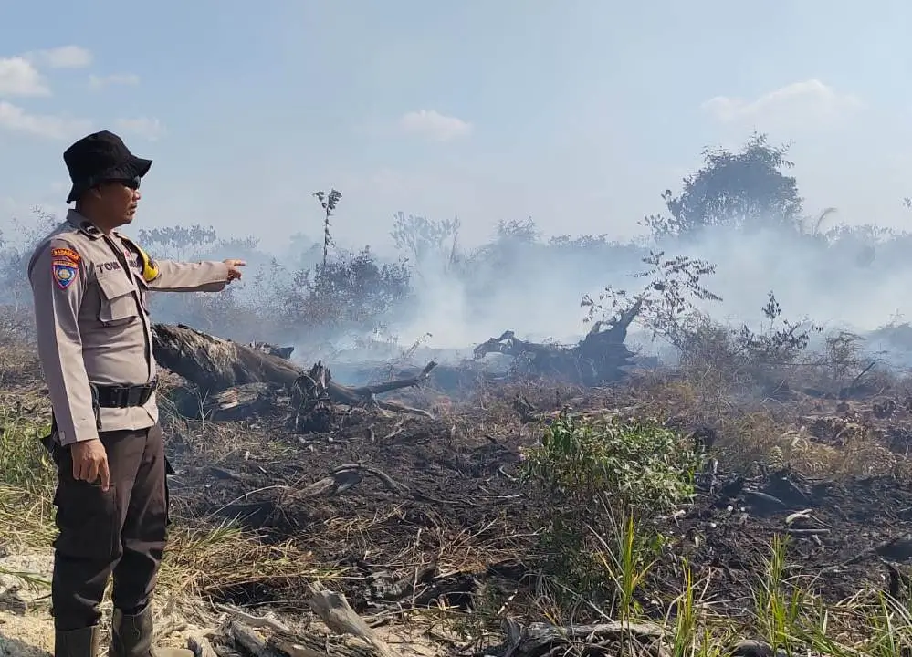 Petugas kepolisian melakukan patroli pencegahan kebakaran hutan dan lahan di wilayah Kubu Raya.