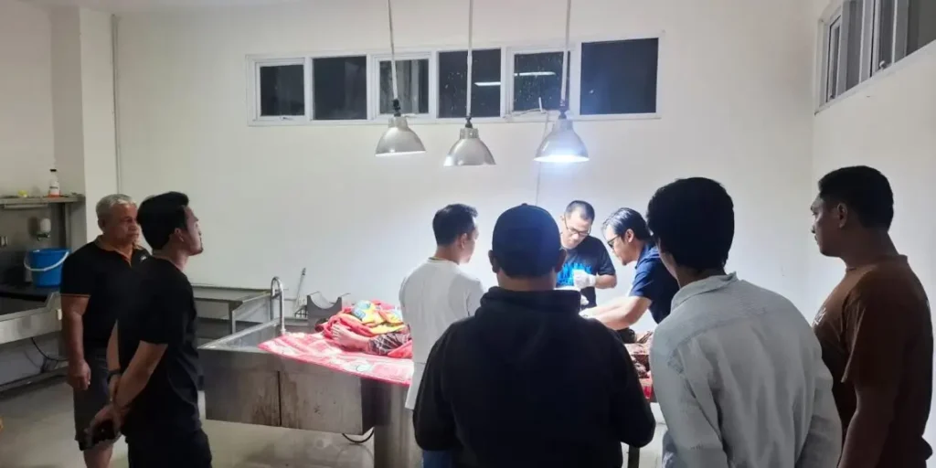 Petugas kepolisian mengevakuasi jenazah wanita di rumah kontrakan Desa Limbung, Kubu Raya.