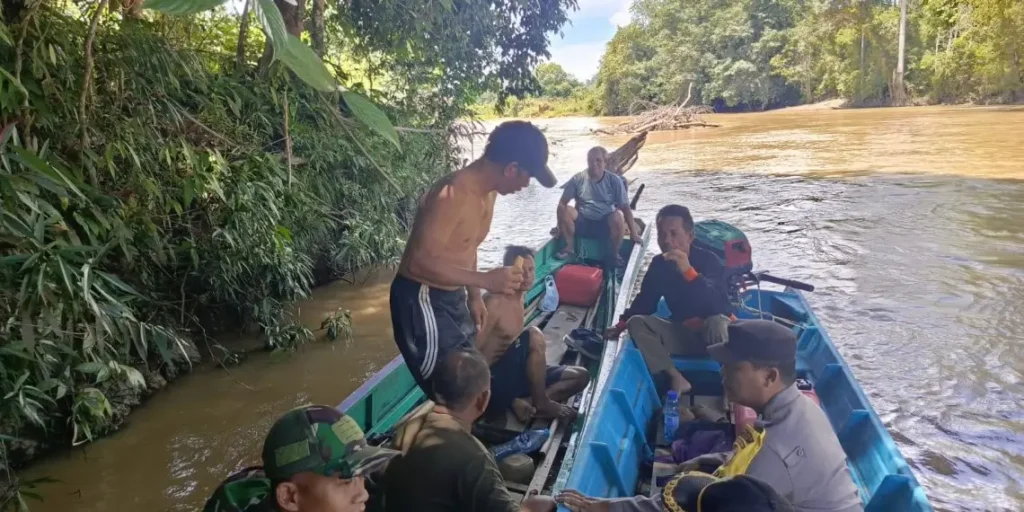 tim gabungan menyisir aliran sungai untuk mencari korban hilang di Sungai Cina Melawi.