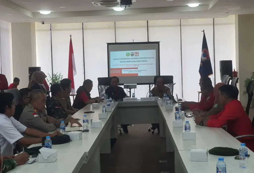 Rapat koordinasi patroli karhutla lintas instansi di PLBN Entikong Kabupaten Sanggau.