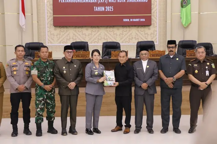Wali Kota Singkawang menyampaikan LKPJ 2025 dalam rapat paripurna DPRD Kota Singkawang, (30/3/2026).